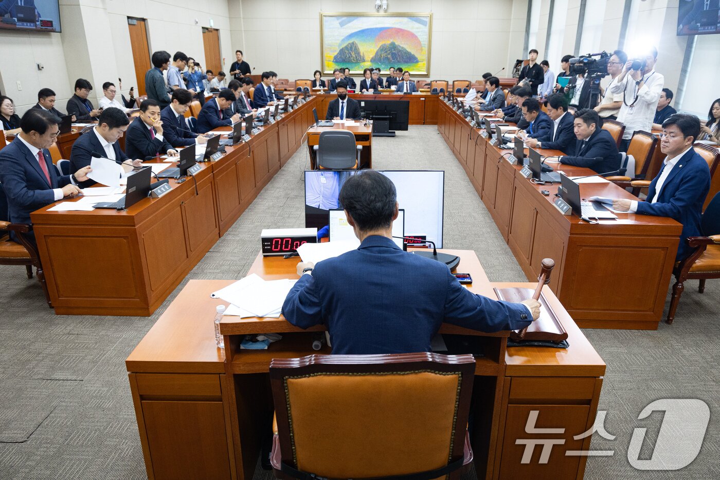 본문 이미지 - 유동수 국회 정무위원장이 3일 서울 여의도 국회에서 열린 제439회 국회(정기회) 정무위원회 제1차 전체회의에서 의사봉을 두드리고 있다. 2026.9.3 ⓒ 뉴스1 유승관 기자