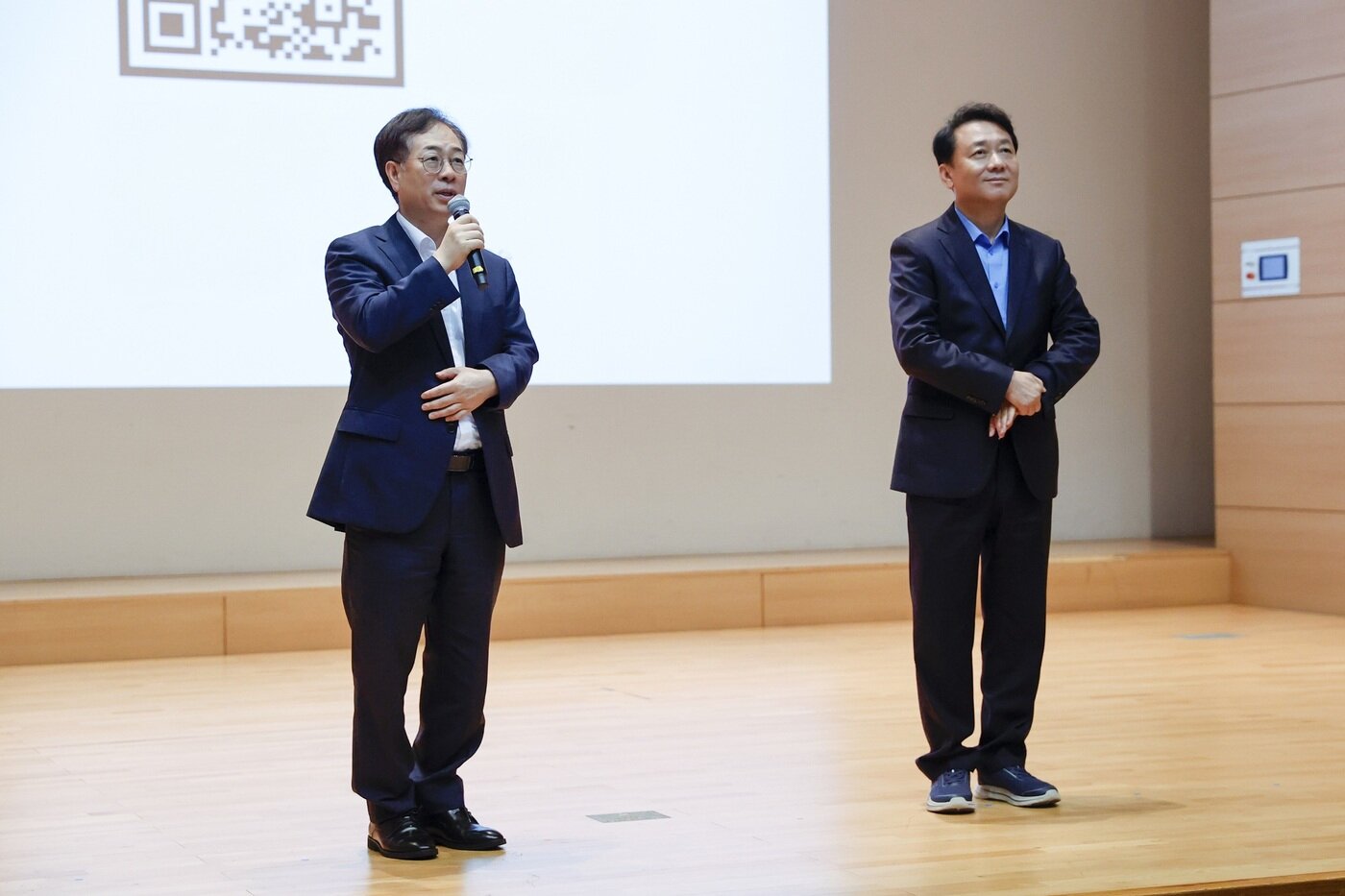 본문 이미지 - 권형택 기보 이사장(왼쪽)이 2026년도 제2차 경영전략워크숍에서 특별강연자로 참석한 이광재 국회 예산결산특별위원장과 발언하고 있다.(기술보증기금 제공)