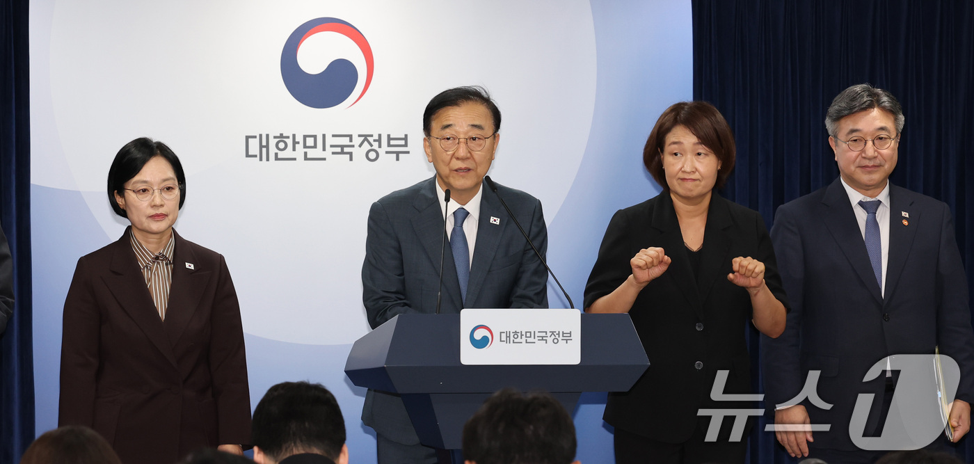 (서울=뉴스1) 이종덕 기자 = 김윤덕 국토교통부장관이  3일 서울 종로구 정부서울청사에서 행정·공공기관 이전 관련 기자회견을 하고 있다. 2026.9.3/뉴스1