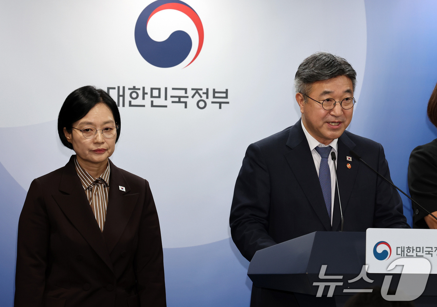 (서울=뉴스1) 이종덕 기자 = 윤호중 행안부장관이  3일 서울 종로구 정부서울청사에서 행정·공공기관 이전 관련 기자회견을 하고 있다. 2026.9.3/뉴스1