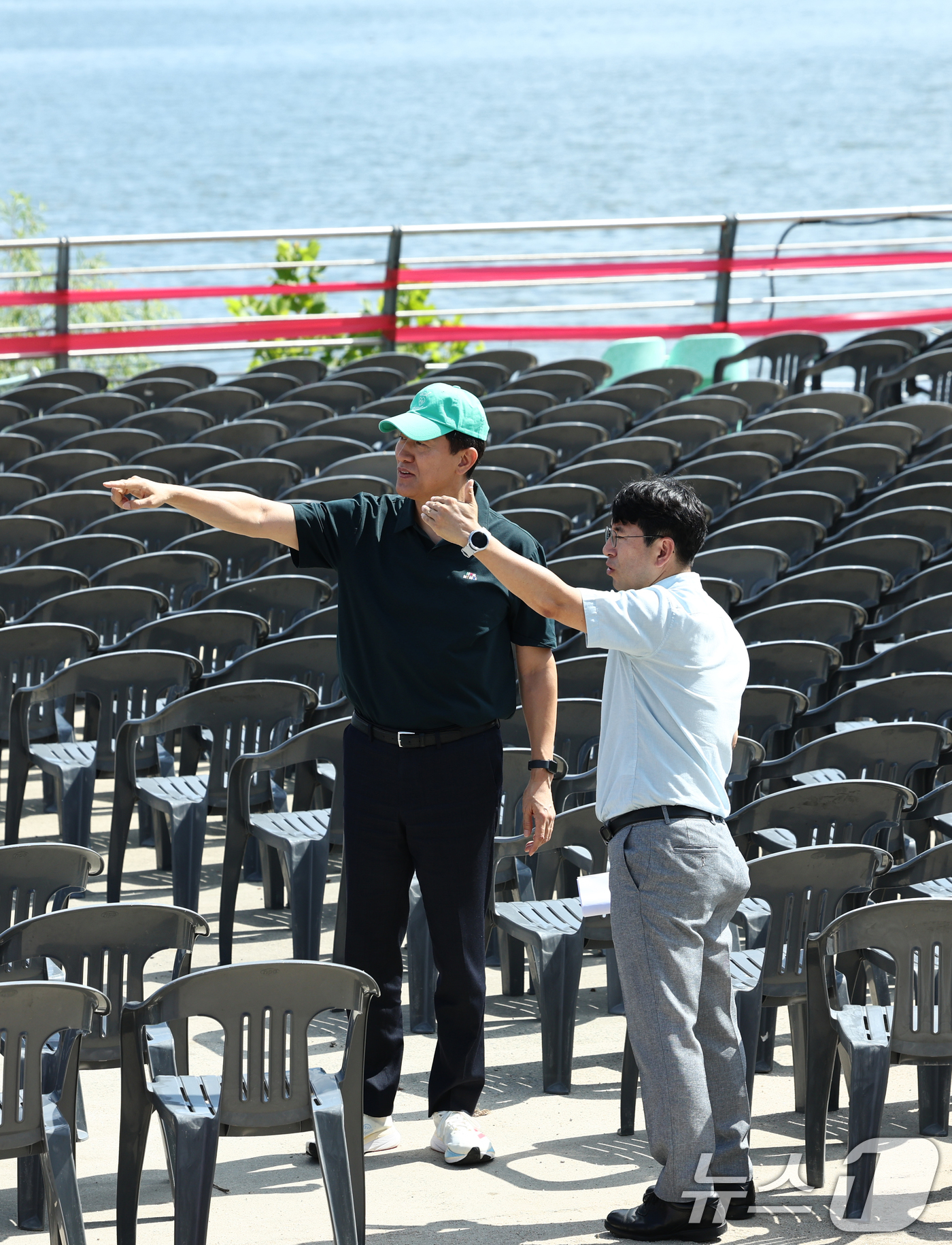 (서울=뉴스1) 최지환 기자 = 오세훈 서울시장이 3일 오전 서울세계불꽃축제가 열리는 여의도 한강공원을 찾아 현장점검을 하고 있다. 2026.9.3/뉴스1