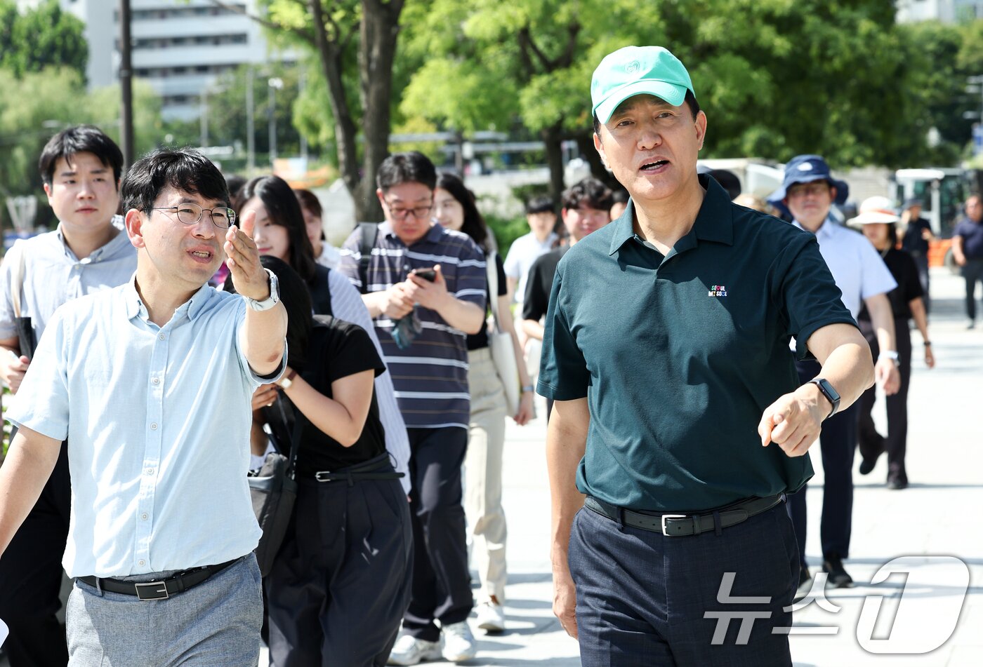 본문 이미지 - 오세훈 서울시장이 3일 오전 서울세계불꽃축제가 열리는 여의도 한강공원을 찾아 현장점검을 하고 있다. 2026.9.3 ⓒ 뉴스1 최지환 기자