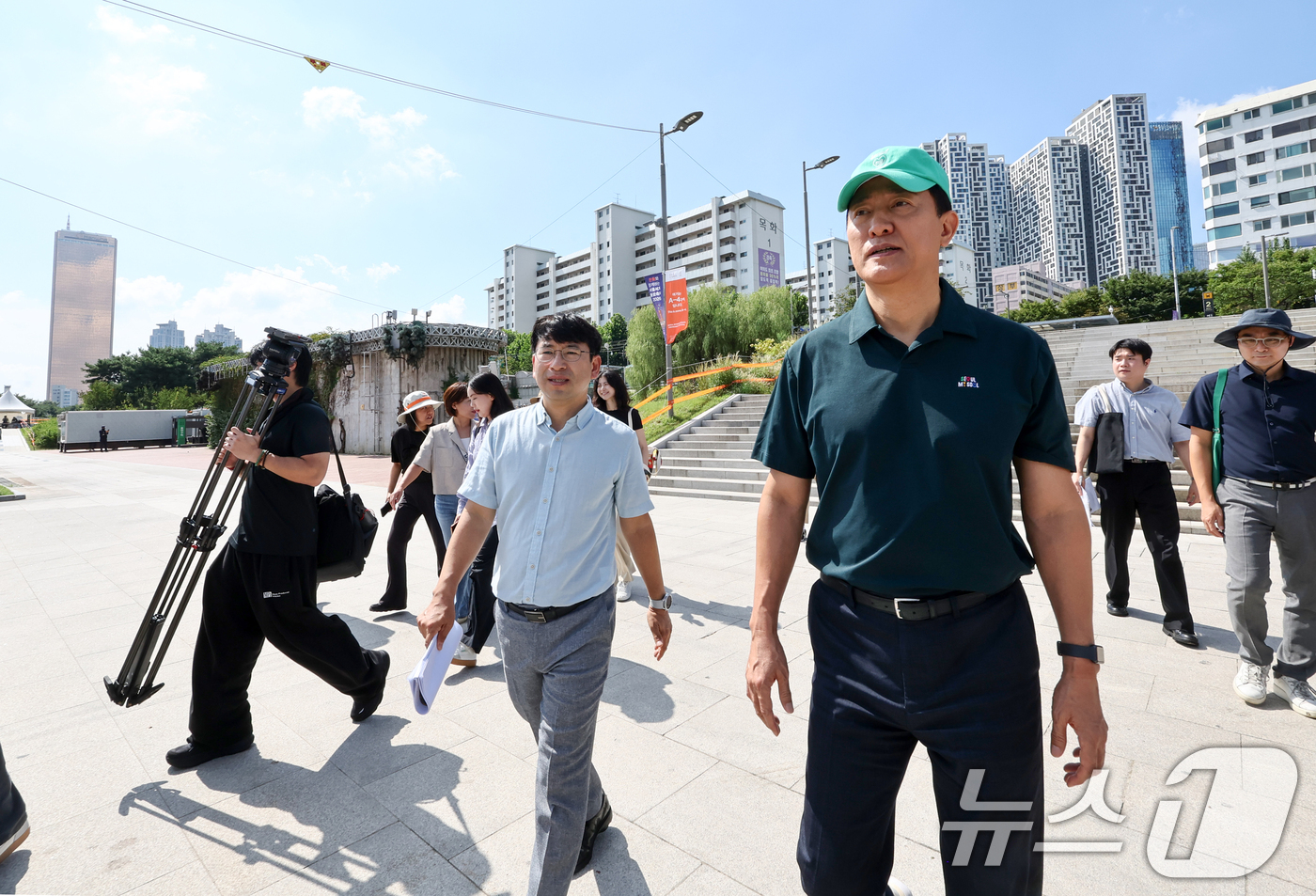 (서울=뉴스1) 최지환 기자 = 오세훈 서울시장이 3일 오전 서울세계불꽃축제가 열리는 여의도 한강공원을 찾아 현장점검을 하고 있다. 2026.9.3/뉴스1