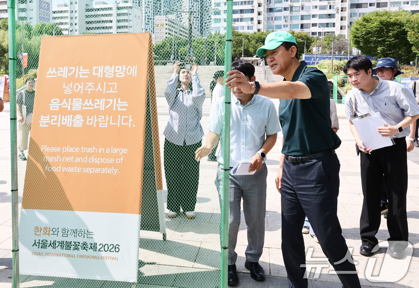 (서울=뉴스1) 최지환 기자 = 오세훈 서울시장이 3일 오전 서울세계불꽃축제가 열리는 여의도 한강공원을 찾아 현장점검을 하고 있다. 2026.9.3/뉴스1