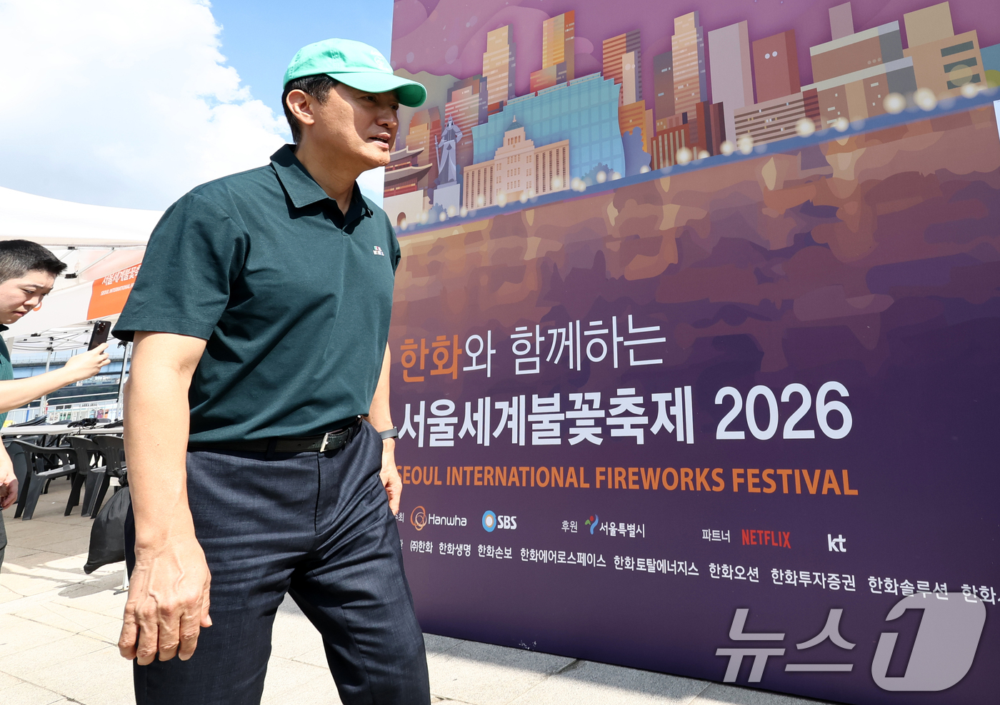 (서울=뉴스1) 최지환 기자 = 오세훈 서울시장이 3일 오전 서울세계불꽃축제가 열리는 여의도 한강공원을 찾아 현장점검을 하고 있다. 2026.9.3/뉴스1