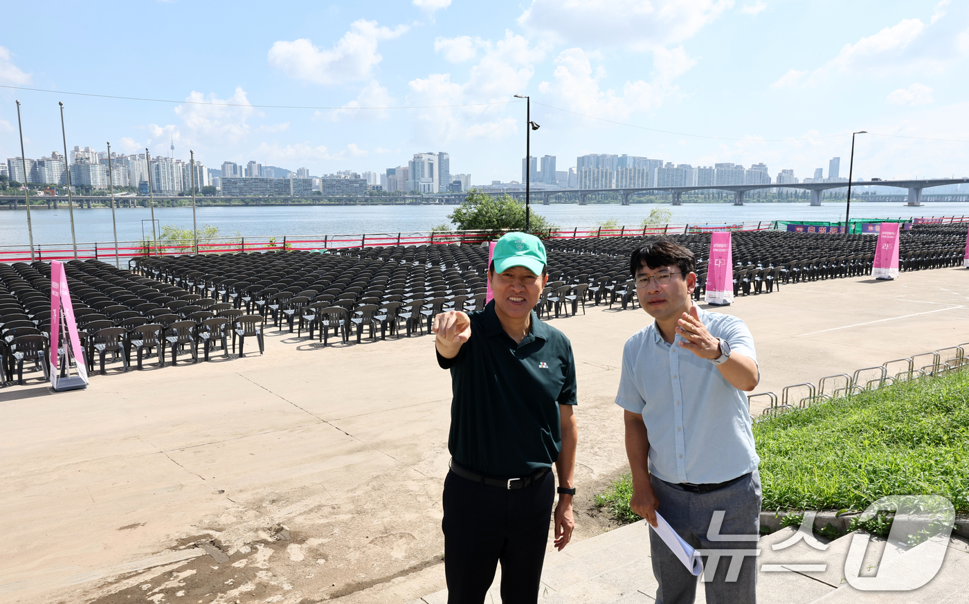 (서울=뉴스1) 최지환 기자 = 오세훈 서울시장이 3일 오전 서울세계불꽃축제가 열리는 여의도 한강공원을 찾아 현장점검을 하고 있다. 2026.9.3/뉴스1