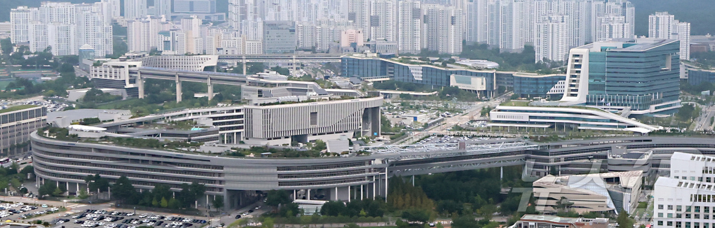 (세종=뉴스1) 김기남 기자 = 정부가 법무부와 성평등가족부 등 수도권 소재 중앙행정기관 및 공공기관 350여개를 대상으로 2027년 상반기부터 세종시 이전 추진을 3일 발표 하였 …