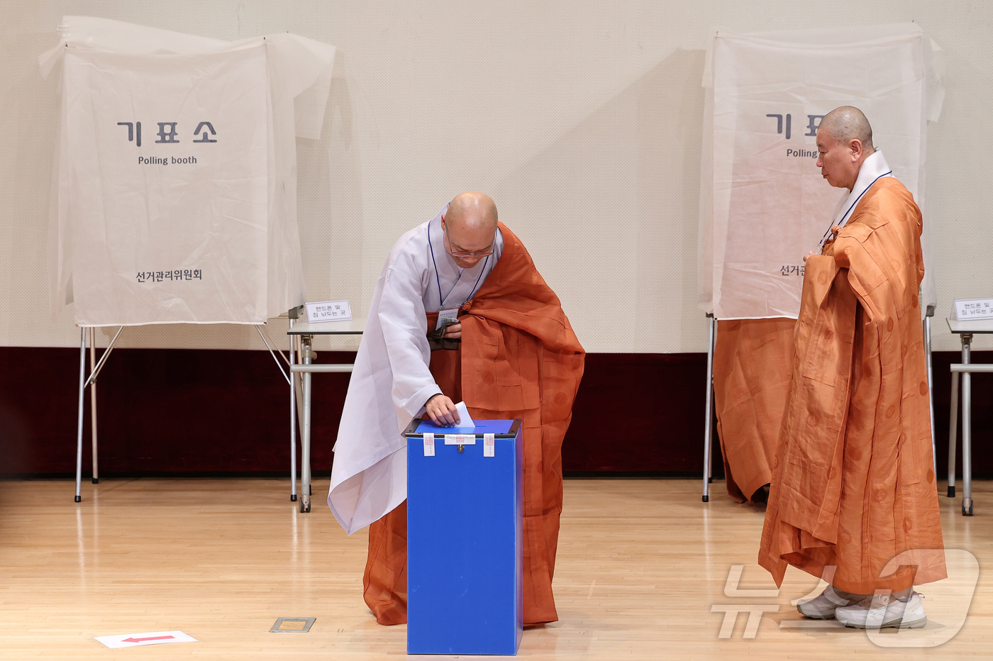 (서울=뉴스1) 김성진 기자 = 3일 서울 종로구 한국불교역사문화기념관에서 열린 제38대 총무원장 선거에서 후보로 나온 경우스님이 투표를 하고 있다. 2026.9.3/뉴스1