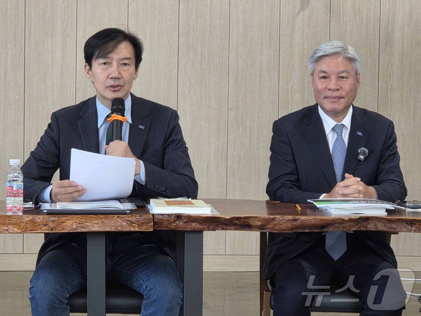 본문 이미지 - 조국 조국혁신당 혁신정책연구원장이 3일 광주 북구 주식회사 엠에스엘서 열린 호남반도체 클러스터 성공 방안 정책 간담회에서 축사를 하고 있다. 오른쪽은 서왕진 조국혁신당 전남광주통합특별시당위원장. 2026.9.3 ⓒ 뉴스1 서충섭 기자