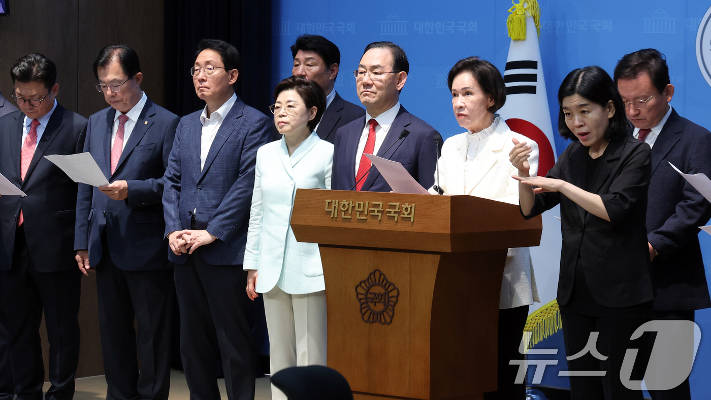 (서울=뉴스1) 황기선 기자 = 국민의힘 대구·경북 국회의원들이 3일 오후 서울 여의도 국회 소통관에서 '서울대 10개 만들기' 관련 기자회견을 하고 있다.이날 국민의힘 의원들은 …