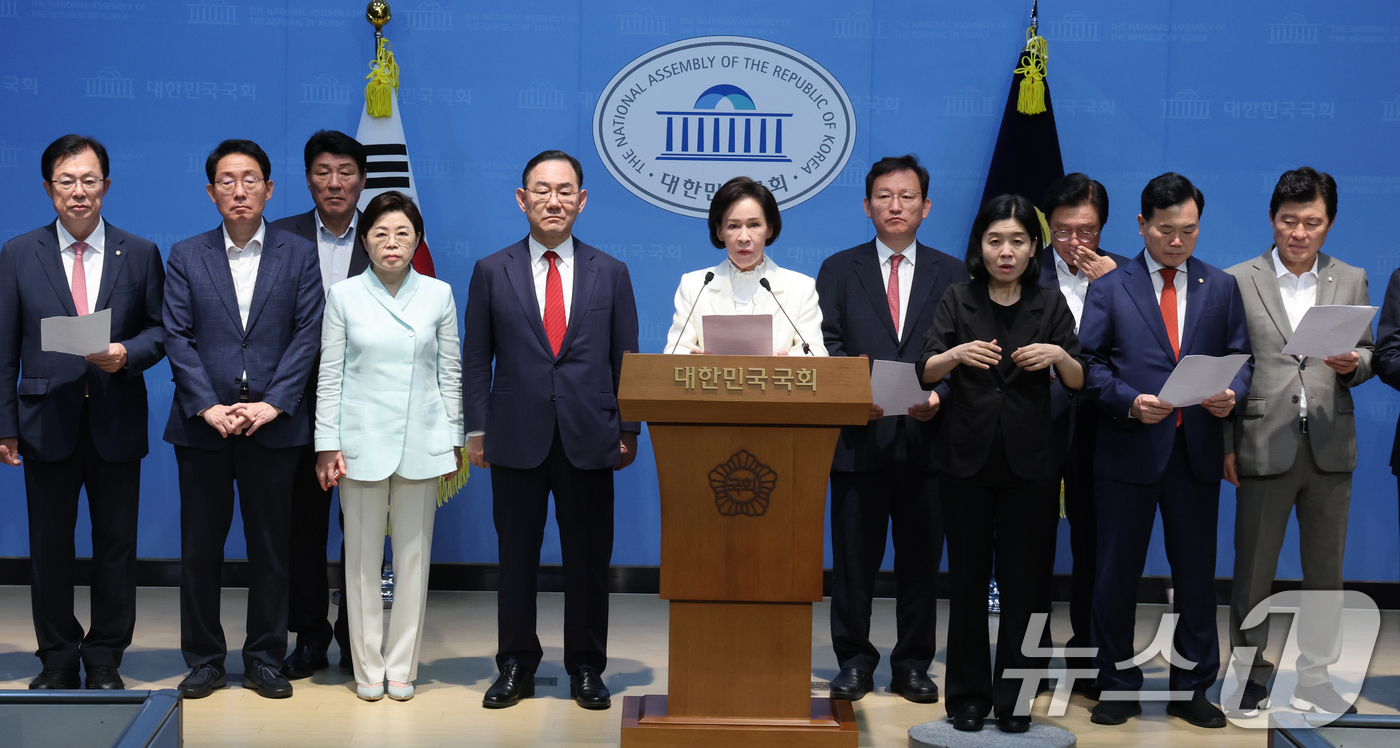 (서울=뉴스1) 황기선 기자 = 국민의힘 대구·경북 국회의원들이 3일 오후 서울 여의도 국회 소통관에서 '서울대 10개 만들기' 관련 기자회견을 하고 있다.이날 국민의힘 의원들은 …