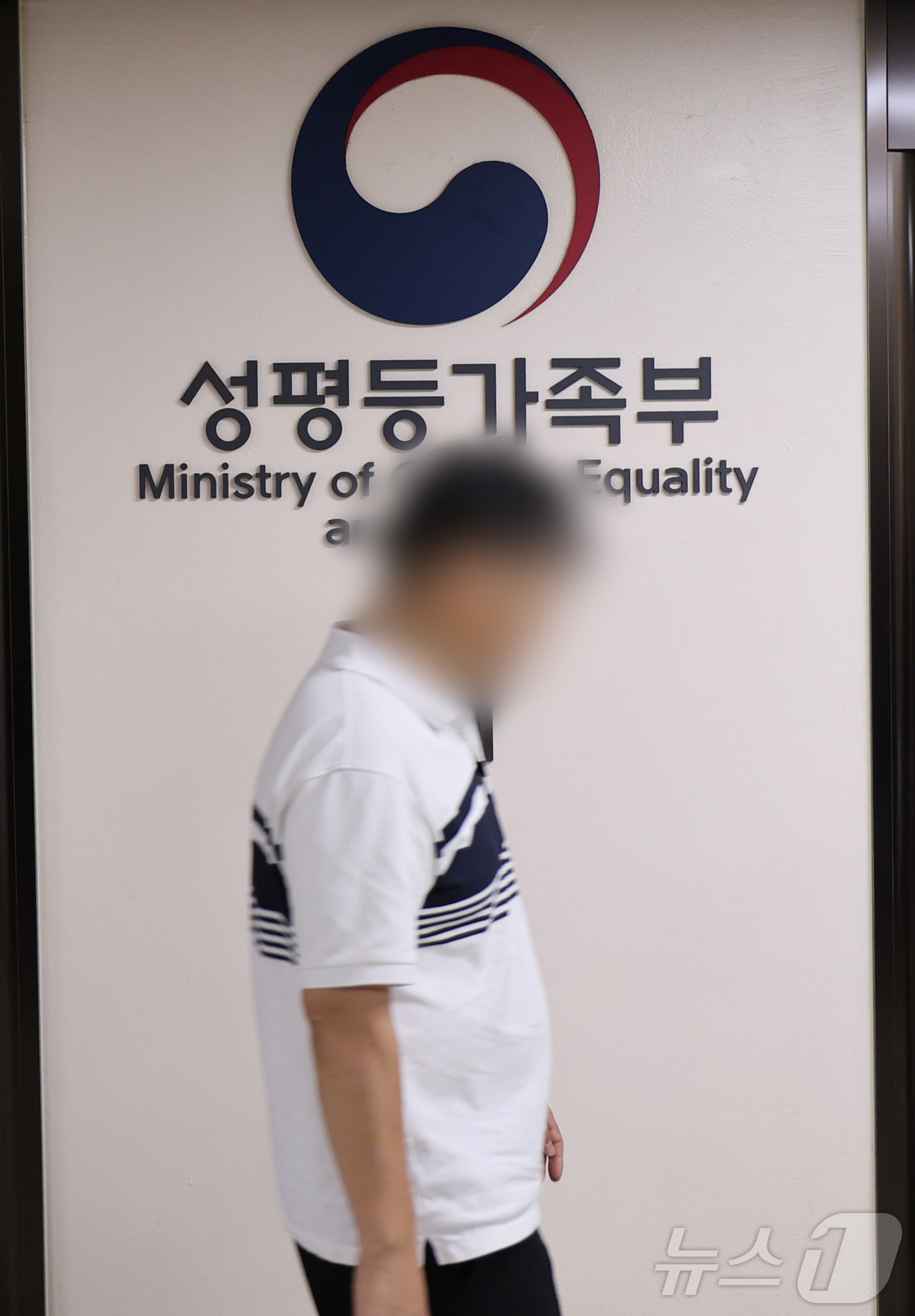 (서울=뉴스1) 이종덕 기자 = 3일 서울 종로구 정부종합청사 성평등가족부가 입주한 17층 복도에서 직원들이 이동하고 있다. 정부가 수도권 중앙행정기관과 공공기관의 지방 이전을 …