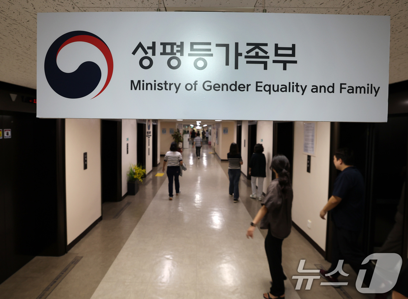 (서울=뉴스1) 이종덕 기자 = 3일 서울 종로구 정부종합청사 성평등가족부가  입주한 17층 복도에서 직원들이 이동하고 있다. 정부가 수도권 중앙행정기관과 공공기관의 지방 이전을 …