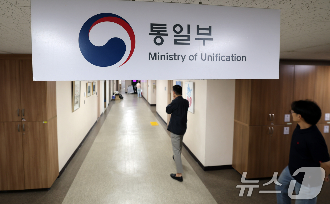 (서울=뉴스1) 이종덕 기자 = 3일 서울 종로구 정부종합청사 통일부가 입주한 7층 복도에서 직원들이 이동하고 있다. 정부는 외교부와 통일부의 세종 이전을 대통령 세종집무실이 들어 …