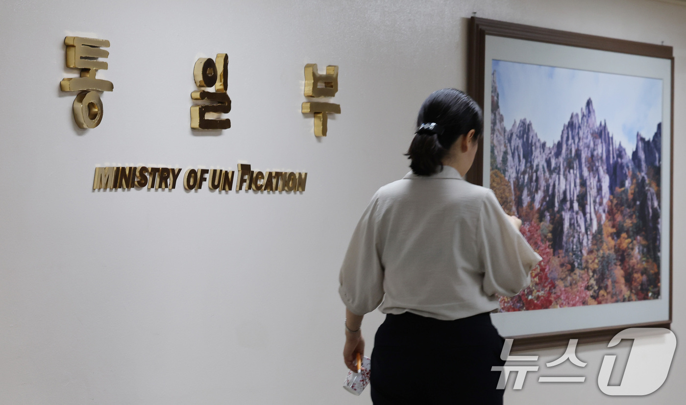 (서울=뉴스1) 이종덕 기자 = 3일 서울 종로구 정부종합청사 통일부가 입주한 7층 복도에서 직원들이 이동하고 있다. 정부는 외교부와 통일부의 세종 이전을 대통령 세종집무실이 들어 …