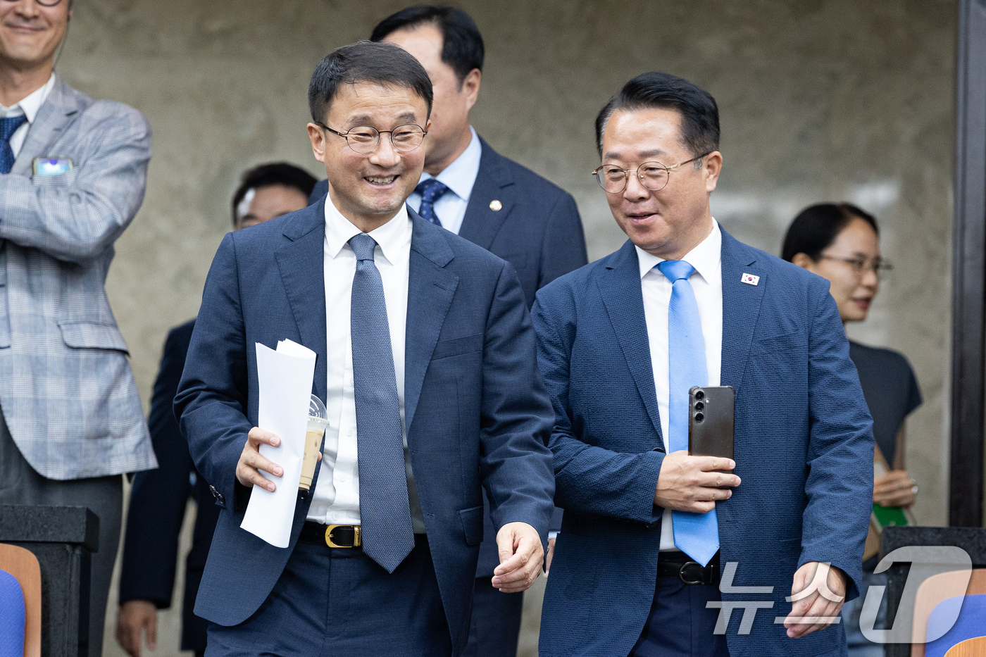 (서울=뉴스1) 유승관 기자 = 한병도 더불어민주당 원내대표와 문금주 원내대표 비서실장이 3일 서울 여의도 국회에서 열린 의원총회에 참석하고 있다. 2026.9.3/뉴스1