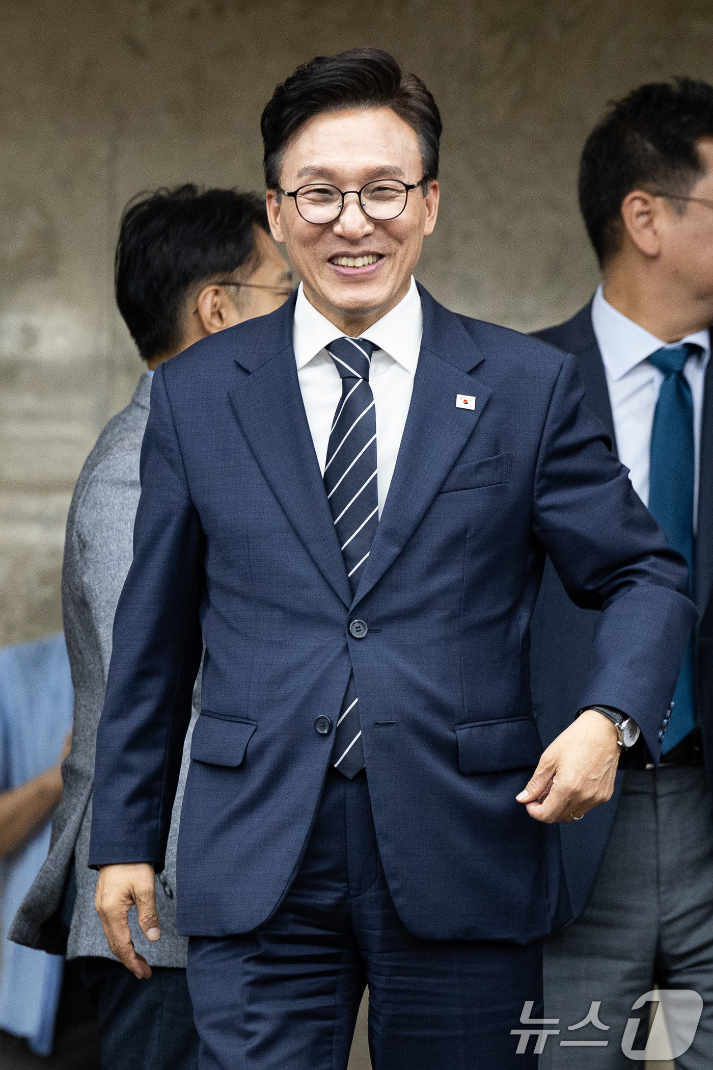 (서울=뉴스1) 유승관 기자 = 김민석 더불어민주당 대표가 3일 서울 여의도 국회에서 열린 의원총회에 참석하고 있다. 2026.9.3/뉴스1
