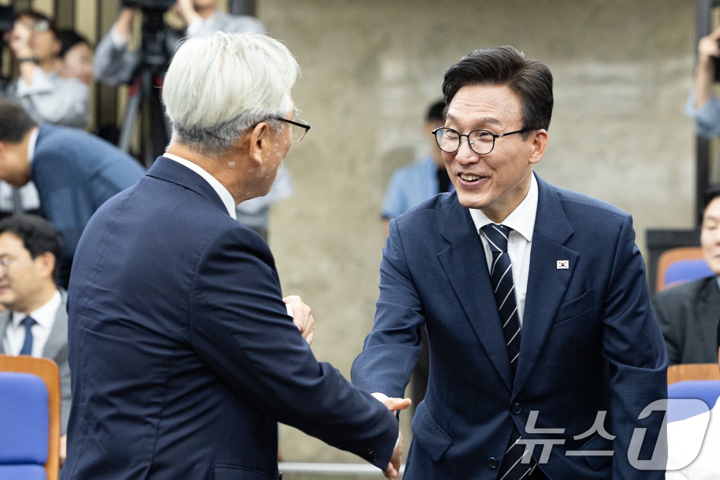본문 이미지 - 김민석 더불어민주당 대표가 3일 서울 여의도 국회에서 열린 의원총회에서 이재강 의원과 인사하고 있다. 2026.9.3 ⓒ 뉴스1 유승관 기자