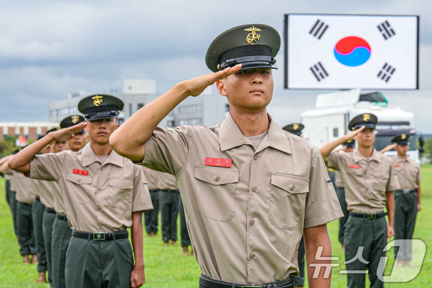 (포항=뉴스1) 최창호 기자 = 3일 경북 포항시 남구 해병대 교육훈련단에서 열린 신병 1332기 수료식에서 신병들이 국민의례를 하고 있다.(해병대 교육단 제공, 재판매 및 DB금 …