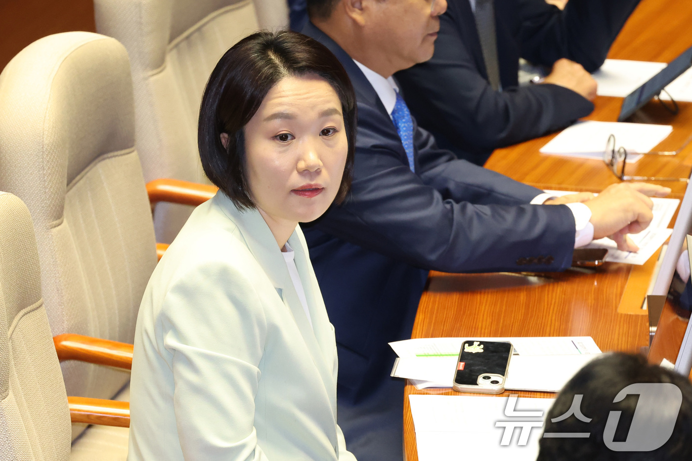 (서울=뉴스1) 신웅수 기자 = 중소벤처기업부 장관 후보자인 이소영 더불어민주당 의원이 3일 서울 여의도 국회에서 열린 제439회국회(정기회) 제2차 본회의에 자리하고 있다. 20 …