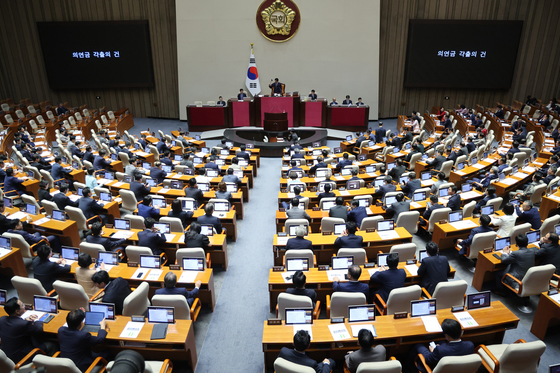 與 "野, 정기국회 첫 주에도 집안싸움뿐…일하는 국회 만들 것"