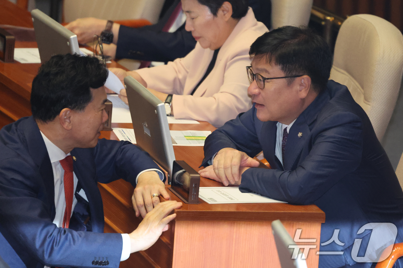 (서울=뉴스1) 황기선 기자 = 정점식 국민의힘 원내대표와 김승수 원내운영수석부대표가  3일 오후 서울 여의도 국회에서 열린 제439회국회(정기회) 제2차 본회의에서 대화를 나누고 …