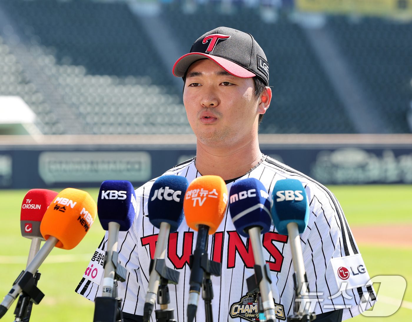 (서울=뉴스1) 김진환 기자 = 최근 3년 간의 메이저리그 도전을 마무리하고 LG 트윈스로 복귀한 고우석이 3일 오후 서울 송파구 잠실야구장에서 열린 기자간담회에서 취재진 질문에 …