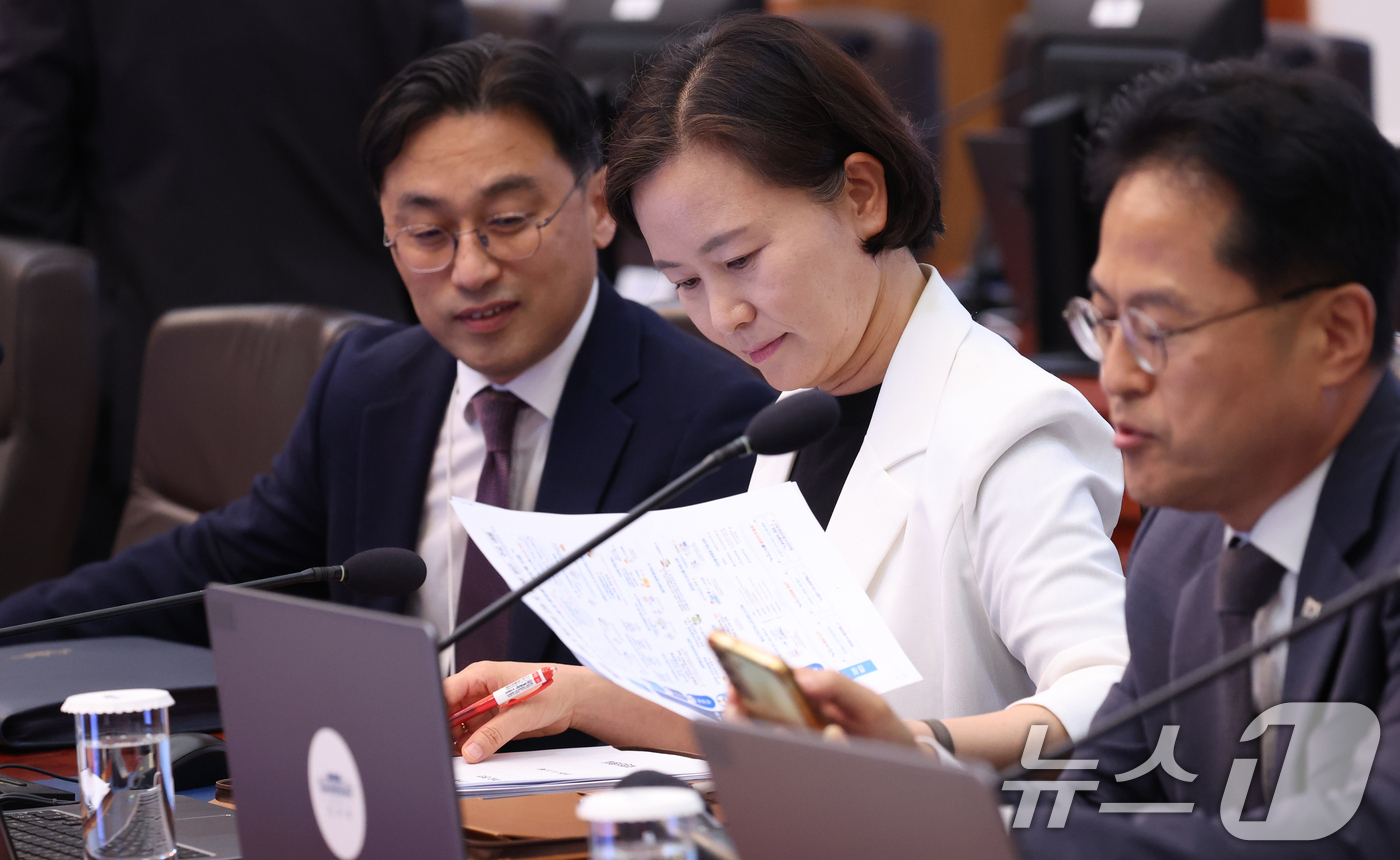 (서울=뉴스1) 허경 기자 = 이원주 국가전략투자 보좌관(왼쪽)과 이해민 AI미래기획수석이 3일 청와대에서 열린 수석보좌관회의에 참석해 있다. (청와대통신사진기자단) 2026.9. …