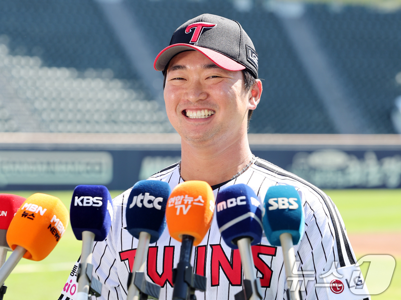 (서울=뉴스1) 김진환 기자 = 최근 3년 간의 메이저리그 도전을 마무리하고 LG 트윈스로 복귀한 고우석이 3일 오후 서울 송파구 잠실야구장에서 열린 기자간담회에서 취재진 질문에 …