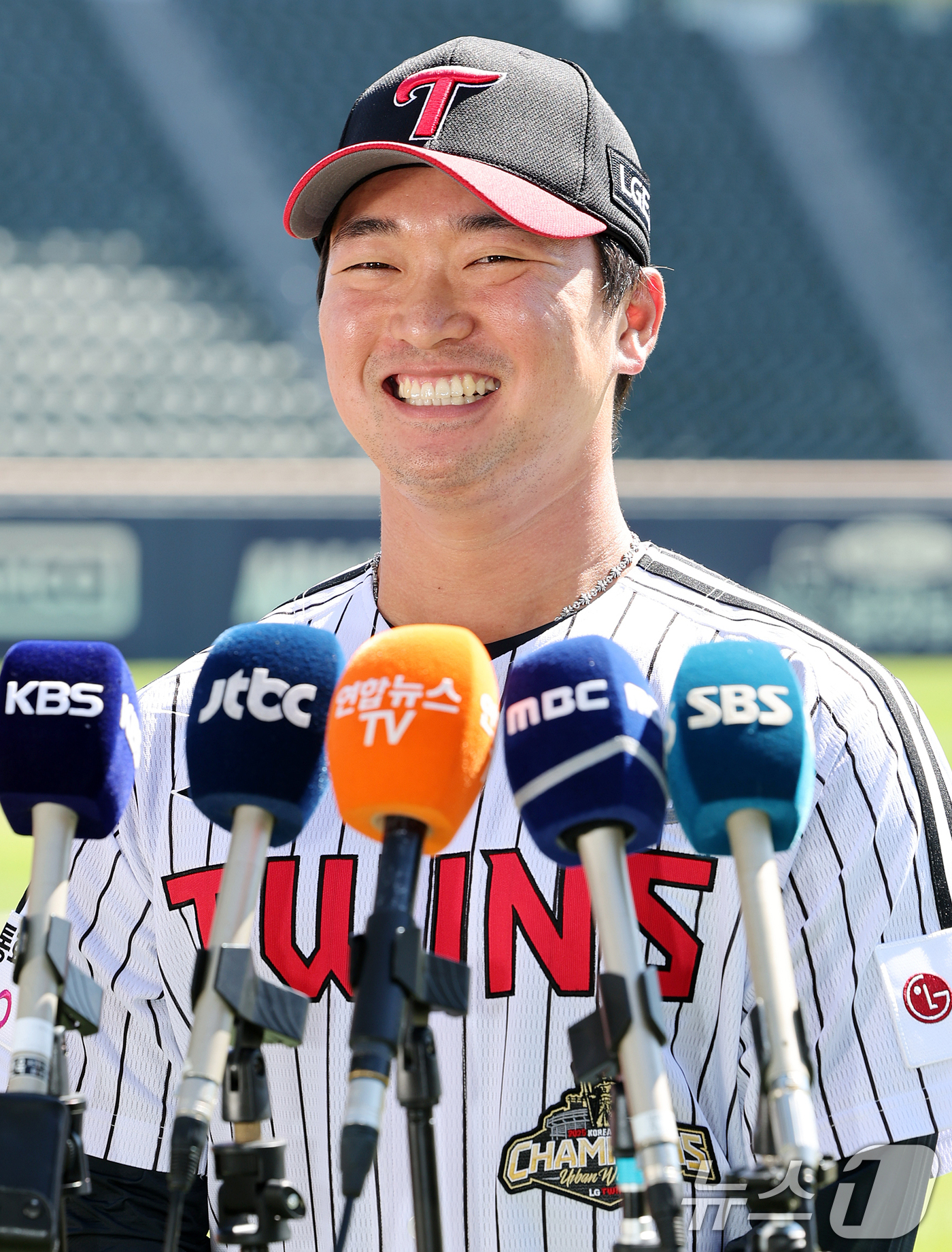 (서울=뉴스1) 김진환 기자 = 최근 3년 간의 메이저리그 도전을 마무리하고 LG 트윈스로 복귀한 고우석이 3일 오후 서울 송파구 잠실야구장에서 열린 기자간담회에서 취재진 질문에 …