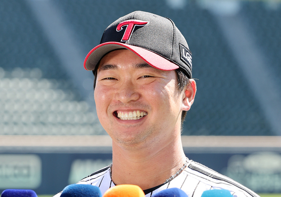 환하게 웃는 고우석