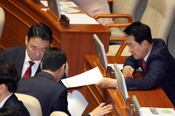 정희용·박준태 의원과 대화 나누는 장동혁 대표