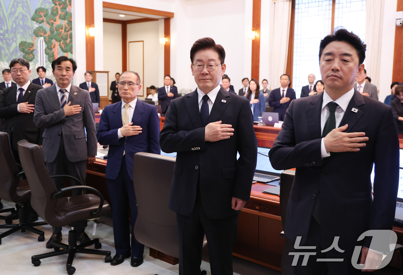 (서울=뉴스1) 허경 기자 = 이재명 대통령이 3일 청와대에서 열린 수석보좌관회의에서 국민의례를 하고 있다. (청와대통신사진기자단) 2026.9.3/뉴스1