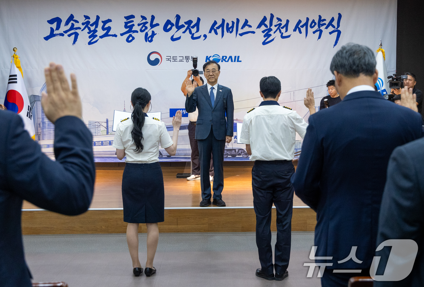 (서울=뉴스1) 안은나 기자 = 김윤덕 국토교통부 장관이 3일 오후 서울 중구 한국철도공사(코레일) 서울본부에서 열린 '고속철도 통합 안전, 서비스 실천 서약식'에서 직원들의 실천 …