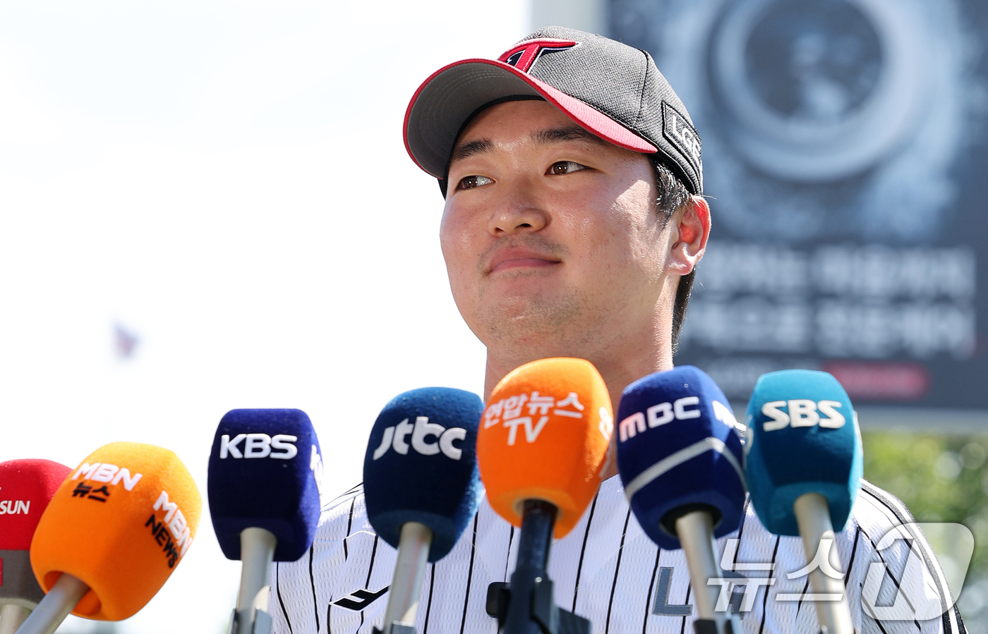 (서울=뉴스1) 김진환 기자 = 최근 3년 간의 메이저리그 도전을 마무리하고 LG 트윈스로 복귀한 고우석이 3일 오후 서울 송파구 잠실야구장에서 열린 기자간담회에서 취재진 질문에 …