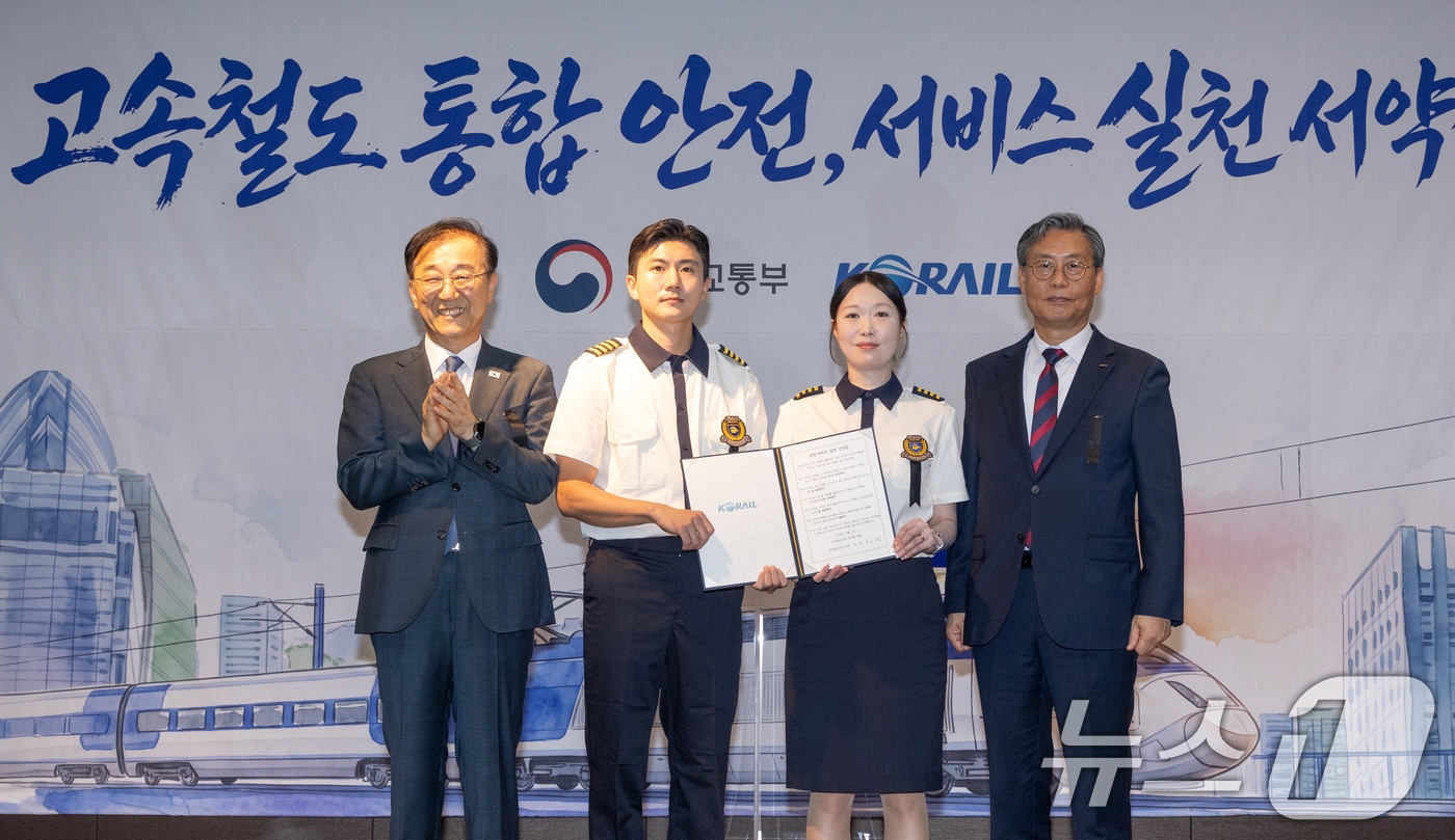 (서울=뉴스1) 안은나 기자 = 김태승 한국철도공사 사장(오른쪽 첫번째)이 3일 오후 서울 중구 코레일 서울본부에서 열린 '고속철도 통합 안전, 서비스 실천 서약식'에서 김윤덕 국 …