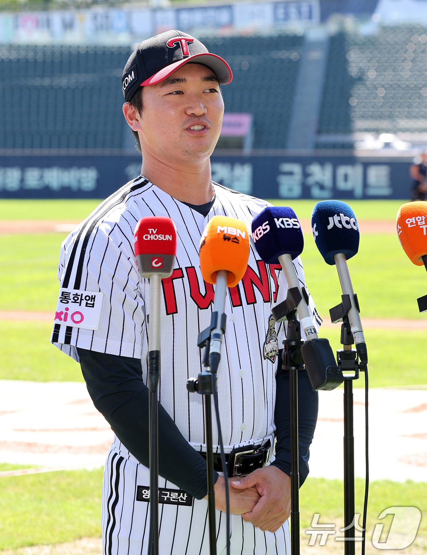 (서울=뉴스1) 김진환 기자 = 최근 3년 간의 메이저리그 도전을 마무리하고 LG 트윈스로 복귀한 고우석이 3일 오후 서울 송파구 잠실야구장에서 열린 기자간담회에서 취재진 질문에 …