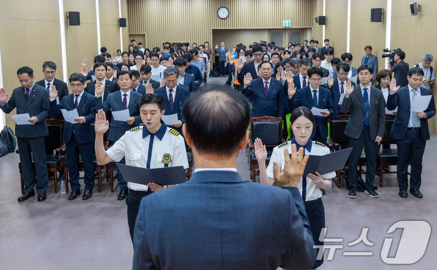 (서울=뉴스1) 안은나 기자 = 3일 오후 서울 중구 한국철도공사(코레일) 서울본부에서 '고속철도 통합 안전, 서비스 실천 서약식'에 참석한 직원들이 김윤덕 국토교통부 장관 앞에서 …