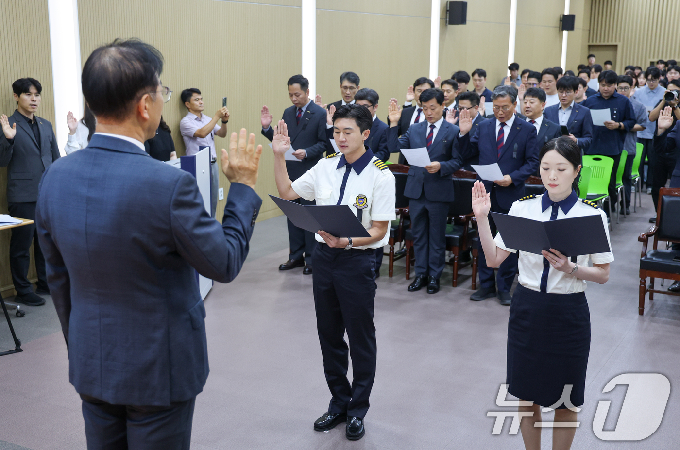 (서울=뉴스1) 안은나 기자 = 김윤덕 국토교통부 장관이 3일 오후 서울 중구 한국철도공사(코레일) 서울본부에서 열린 '고속철도 통합 안전, 서비스 실천 서약식'에서 직원들의 실천 …