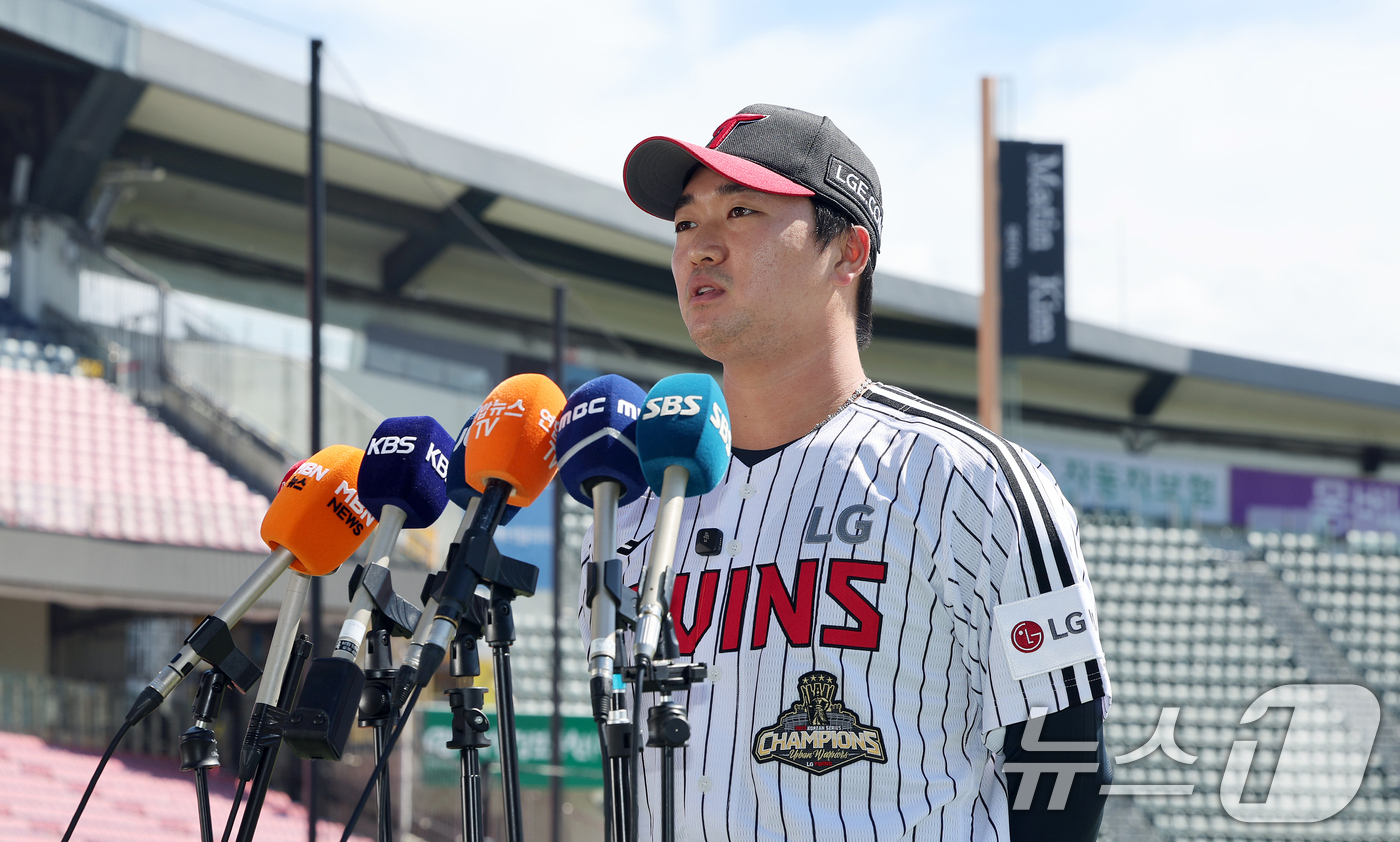 (서울=뉴스1) 김진환 기자 = 최근 3년 간의 메이저리그 도전을 마무리하고 LG 트윈스로 복귀한 고우석이 3일 오후 서울 송파구 잠실야구장에서 열린 기자간담회에서 취재진 질문에 …