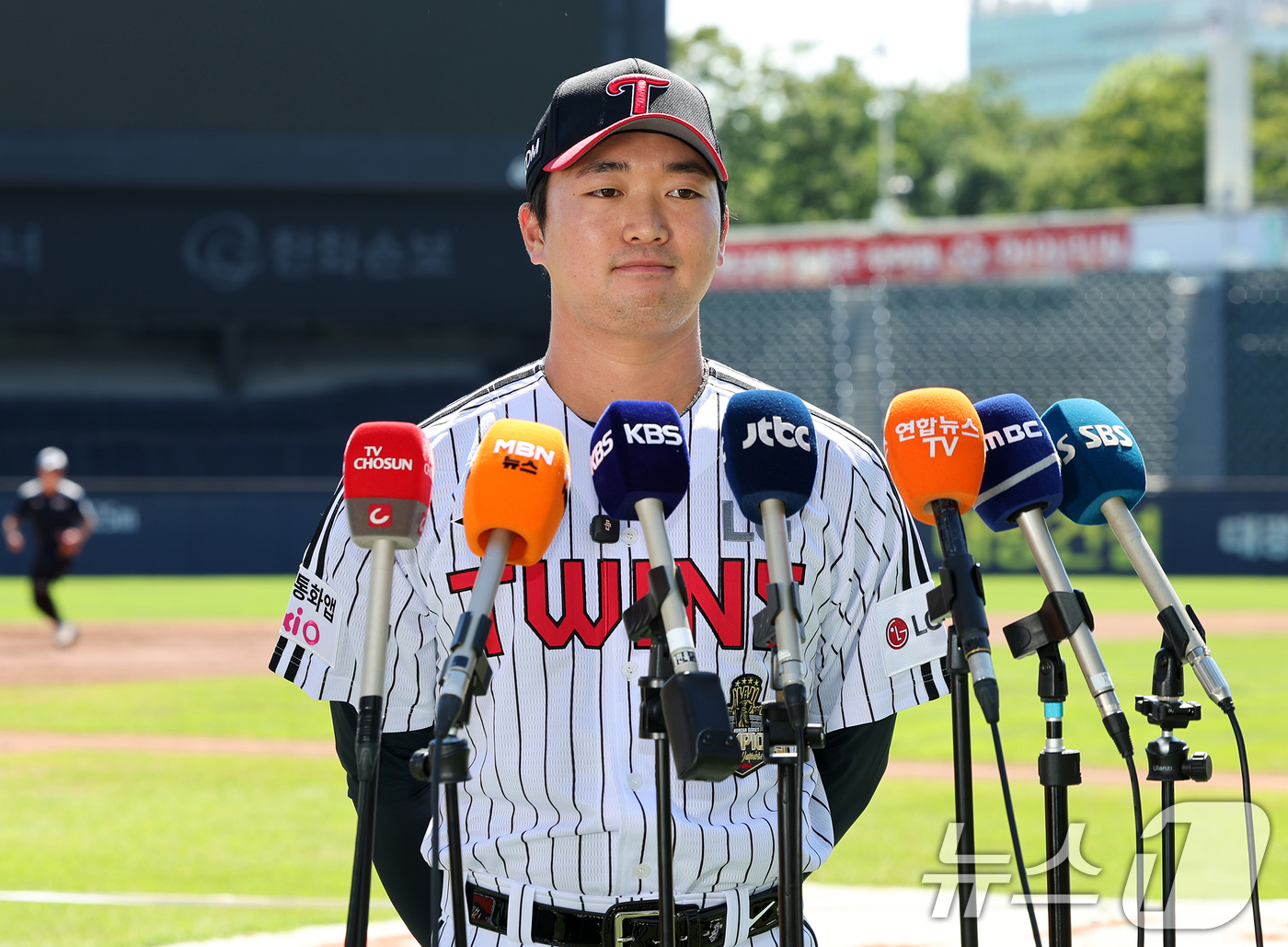 (서울=뉴스1) 김진환 기자 = 최근 3년 간의 메이저리그 도전을 마무리하고 LG 트윈스로 복귀한 고우석이 3일 오후 서울 송파구 잠실야구장에서 열린 기자간담회에서 취재진 질문에 …