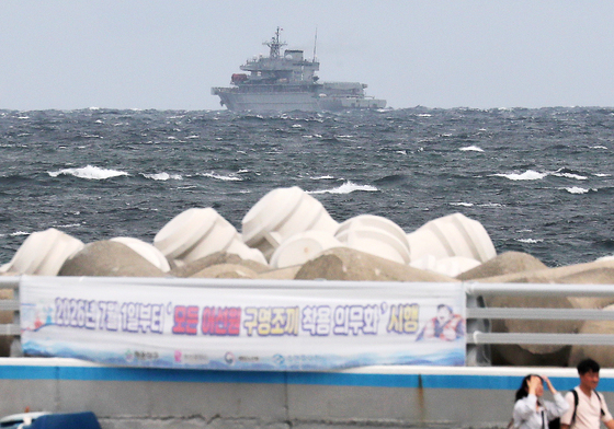 부산 앞바다 예인선 사고 이틀째…악천후에 수색 난항