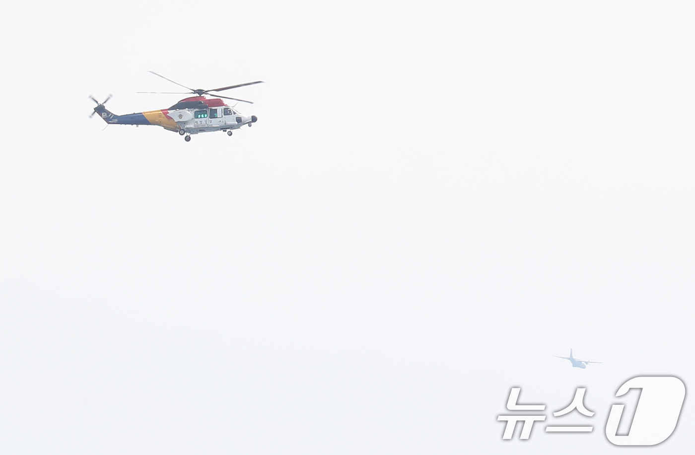 (부산=뉴스1) 윤일지 기자 = 부산 앞바다 예인선 전복·침몰 사고 이틀째인 3일 오후 사고 해역에서 해경 헬기가 실종자를 수색하고 있다.현재 사고 해역은 수심이 깊고 조류가 강한 …