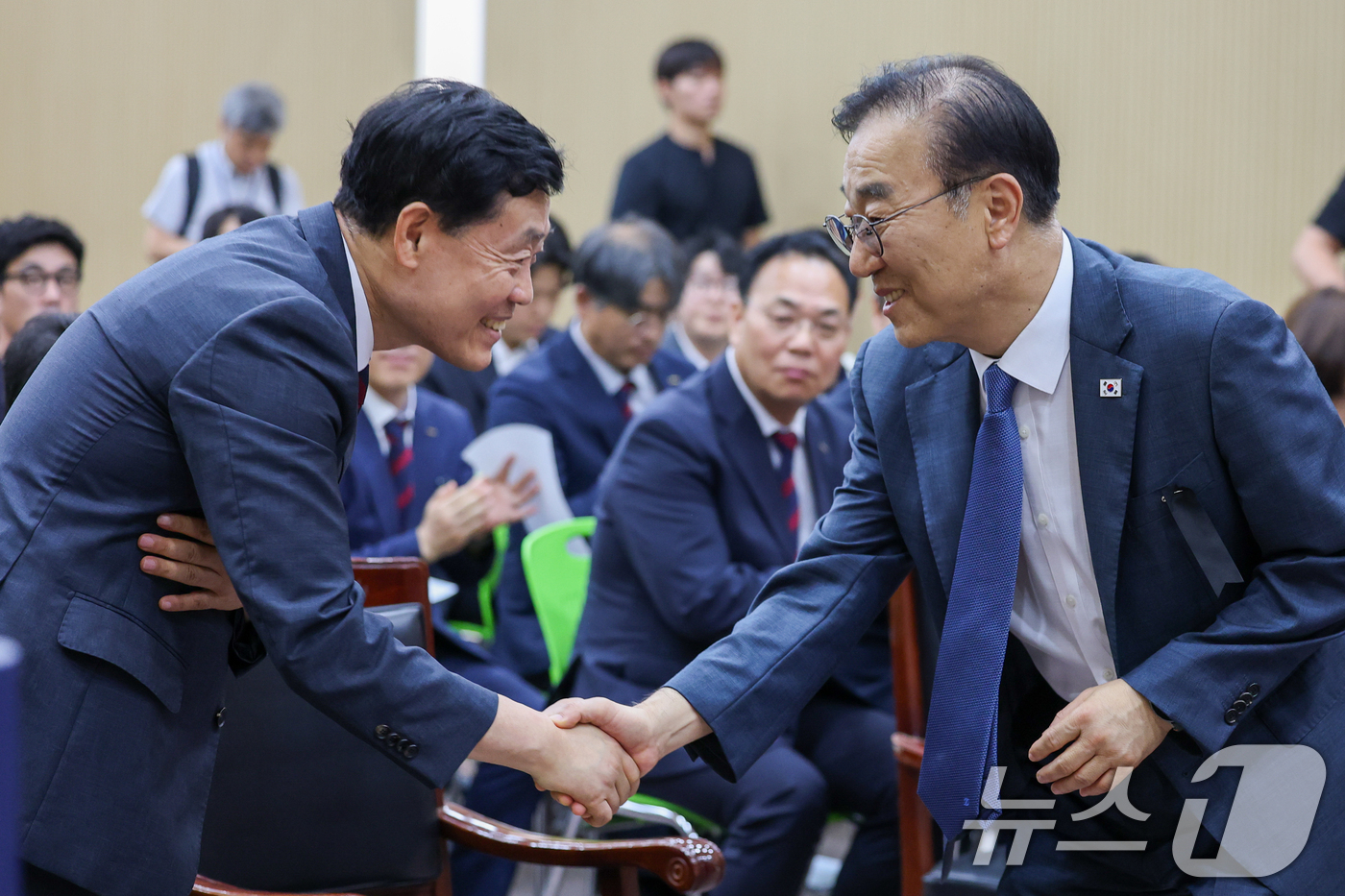 (서울=뉴스1) 안은나 기자 = 김윤덕 국토교통부 장관과 정왕국 전 SR 대표이사가 3일 오후 서울 중구 코레일 서울본부에서 열린 '고속철도 통합 안전, 서비스 실천 서약식'에 참 …