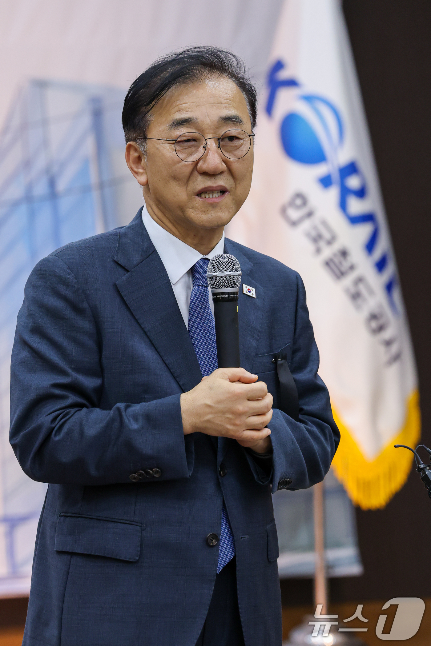 (서울=뉴스1) 안은나 기자 = 김윤덕 국토교통부 장관이 3일 오후 서울 중구 한국철도공사(코레일) 서울본부에서 열린 '고속철도 통합 안전, 서비스 실천 서약식'에 참석해 인사말을 …