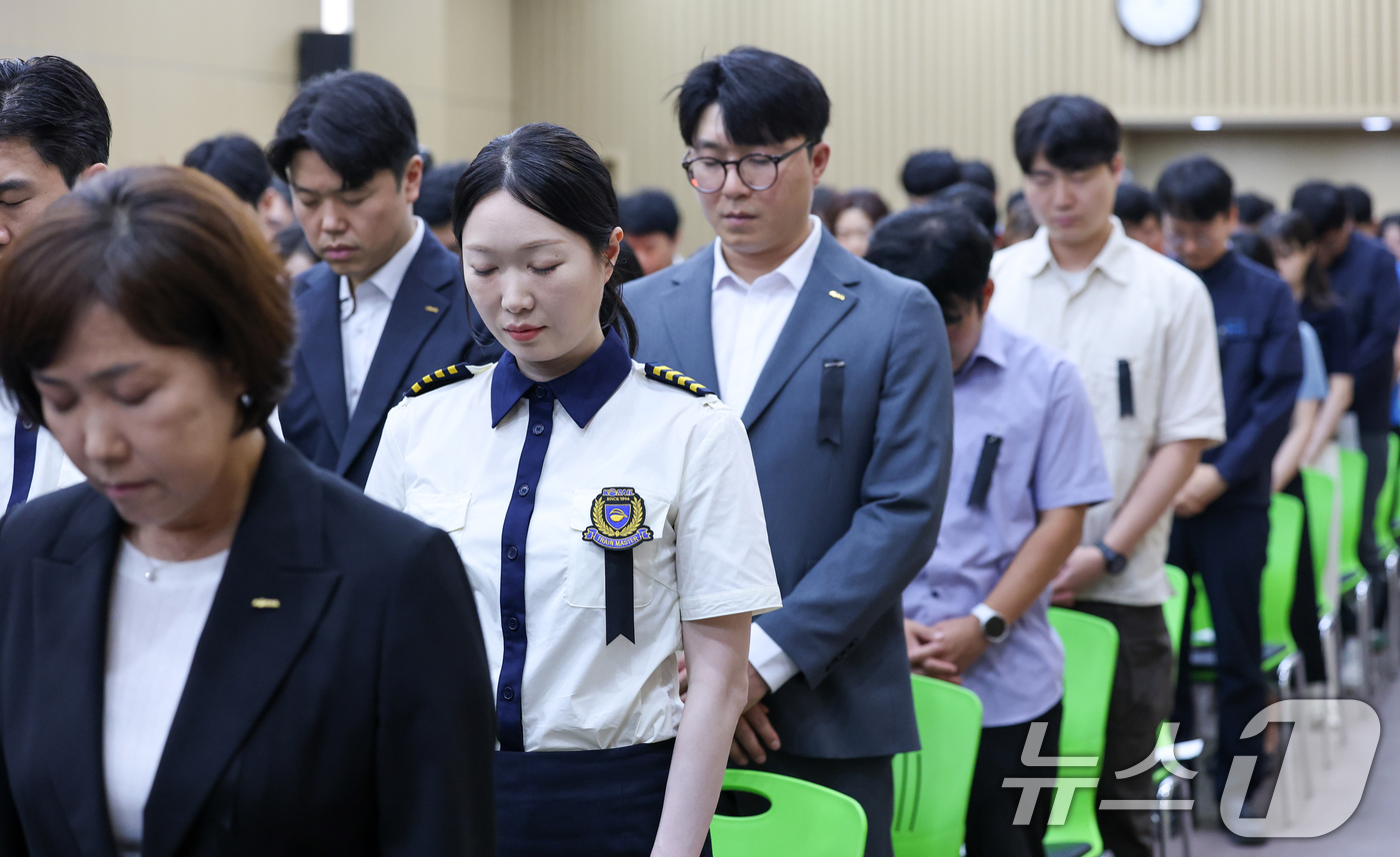 (서울=뉴스1) 안은나 기자 = 3일 오후 서울 중구 한국철도공사(코레일) 서울본부에서 열린 '고속철도 통합 안전, 서비스 실천 서약식'에서 참석자들이 의왕역 사망사고 등 철도사고 …