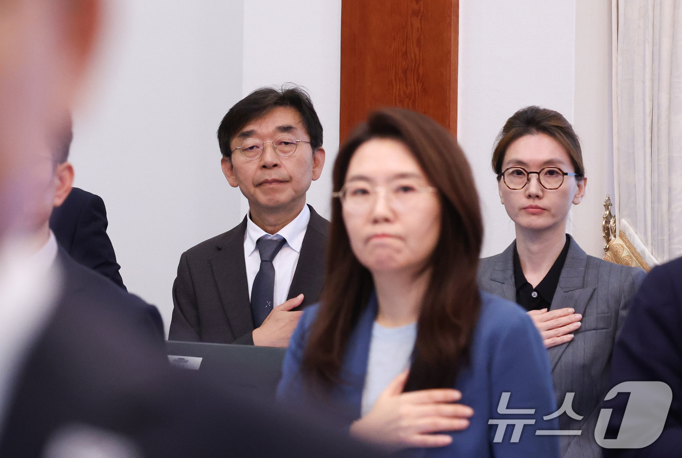 (서울=뉴스1) 허경 기자 = 김회승 춘추관장과 이승원 해외언론비서관이 3일 청와대에서 열린 수석보좌관회의에서 국민의례를 하고 있다. (청와대통신사진기자단) 2026.9.3/뉴스1 …