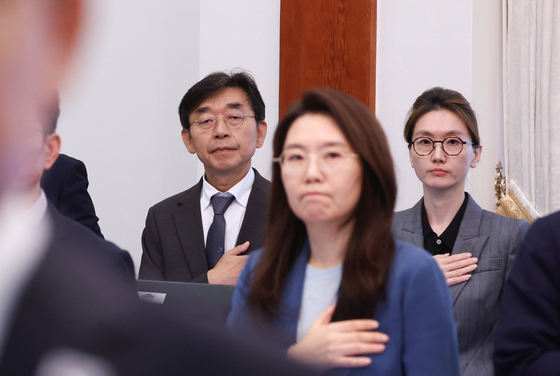 국민의례하는 김회승 춘추관장과 이승원 해외언론비서관