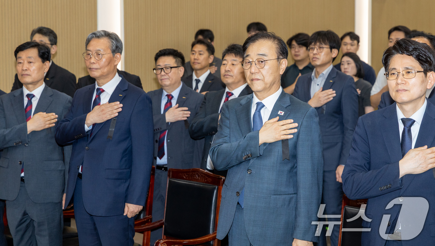 (서울=뉴스1) 안은나 기자 = 국토교통부 김태병 철도국장(오른쪽부터), 김윤덕 장관, 김태승 한국철도공사 사장, 정왕국 전 SR 대표이사가 3일 오후 서울 중구 코레일) 서울본부 …