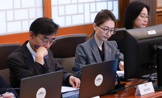 수석보좌관회의 참석한 김회승 춘추관장과 이승원 해외언론비서관